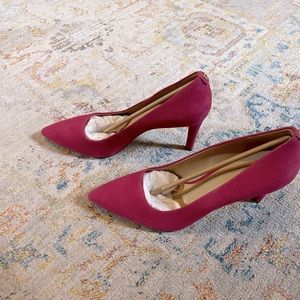 Fucsia Michael Kors suede pums